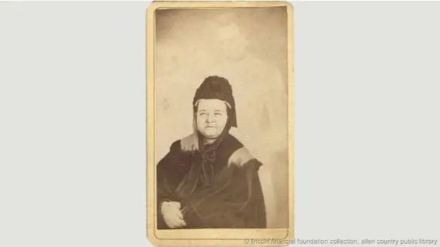 Mumler dituduh melakukan penipuan - termasuk foto ini yang menggambarkan Abraham Lincoln (Kredit: Lincoln Financial Foundation Collection, Allen Country Public Library).