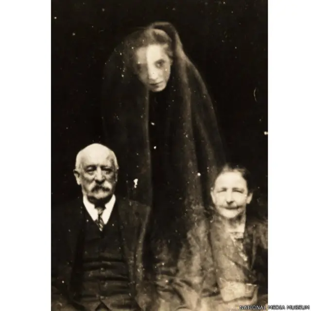 William Hope menciptakan foto dengan pencahayaan ganda sehingga membuatnya tampak seolah-olah ada hantu dalam bingkai. (Kredit: National Media Museum)