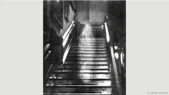 "Brown Lady of Raynham Hall" - Sebuah bentuk yang menyerupai hantu ini didapat karena kamera yang tidak stabil. (Kredit: Captain Provand).