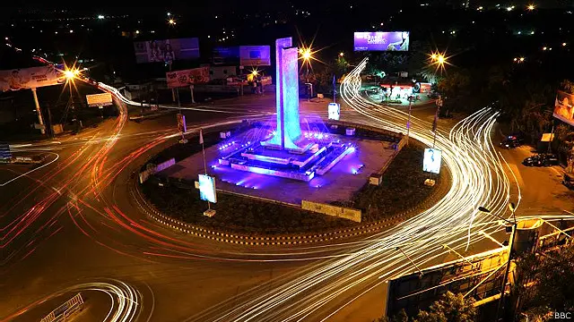 کراچی سمندر کے کنارے، سمندر جیسا شہر ہے۔انسان اور مشینیں دونوں یہاں ہر وقت ایک بھنور میں گھومتے ہیں