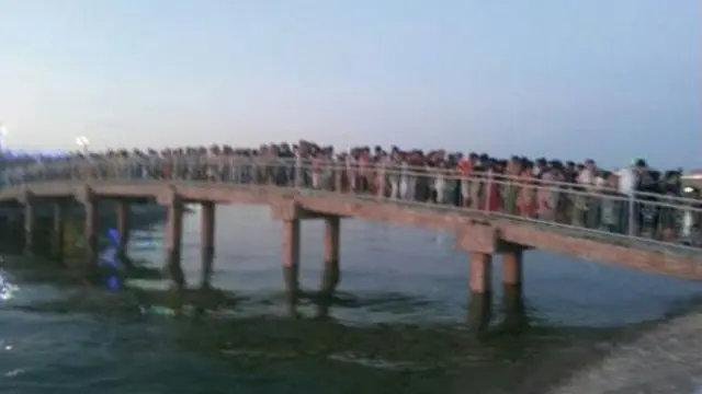 Интернет ижтимоий тармоқларида Урганч кўлидаги кўприк фотосуратлари тарқалган.