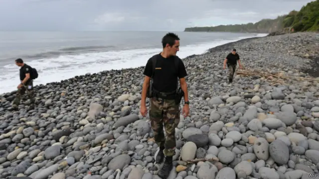 Việc tìm kiếm trên khắp đảo Reunion đã được thực hiện sau khi người ta thấy tấm liệng dạt vào bờ