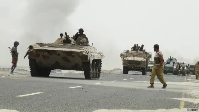 قوات تابعة للمقاومة الجنوبية على طريق يؤدي إلى محافظة أبين الجنوبية.