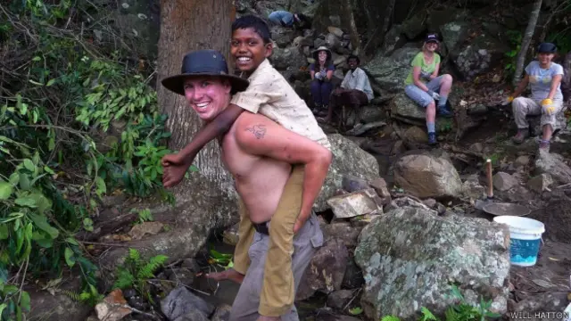 Waktu luang bersama warga-warga desa (Kredit: Will Hatton).