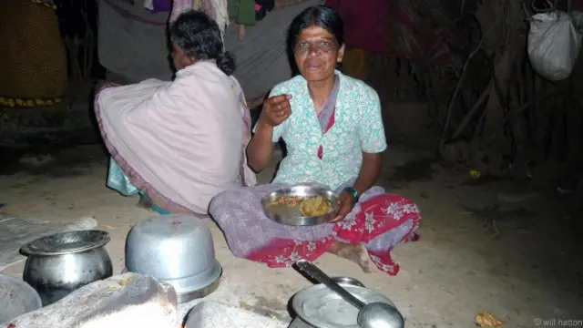 Mempersiapkan makan malam untuk orang-orang desa. (Kredit: Will Hatton)