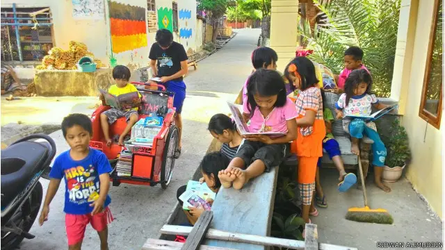 Becak pustaka beroperasi tiap pagi, mengunjungi sekolah-sekolah.