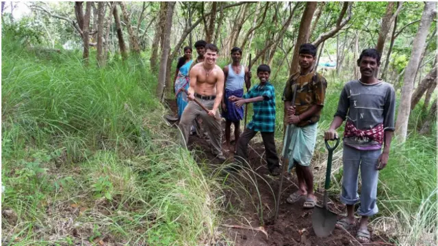 Bekerja bersama di hutan (Kredit: Will Hutton)