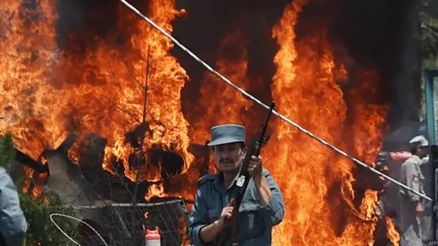 افغانستان میں پولیس کا کہنا ہے کہ کابل کے بین الاقوامی ہوائی اڈے کے قریب ایک چوکی پر خود کش حملہ ہوا ہے جس میں کم از کم سات افراد زخمی ہو گئے ہیں۔