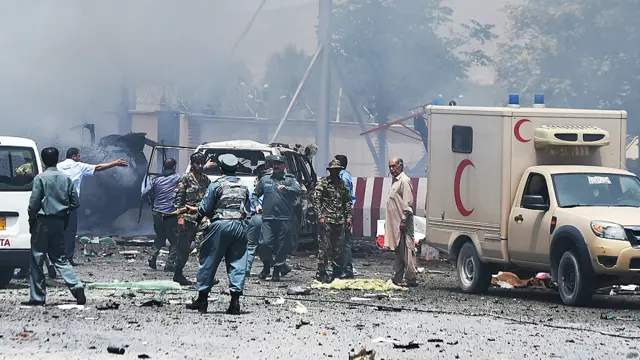 سکیورٹی حکام کا کہنا ہے کہ خود کش حملہ آور کا ہدف بکتر بند گاڑیوں کا ایک قافلہ تھا۔