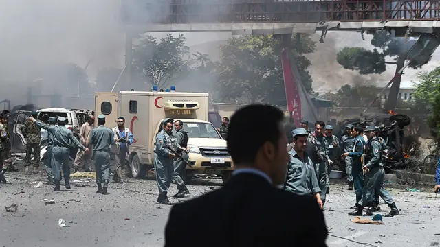 کابل میں گذشتہ جمعے کو ہونے والے دہشت گردی کے تین سنگین واقعات کے بعد صدر اشرف غنی نے سنیچر کو قومی سلامتی کونسل کے ایک ہنگامی اجلاس کی صدارت کی تھی جس میں ملک میں امن و امان کی بگڑتی ہوئی صورت حال پر غور کیا گیا تھا۔