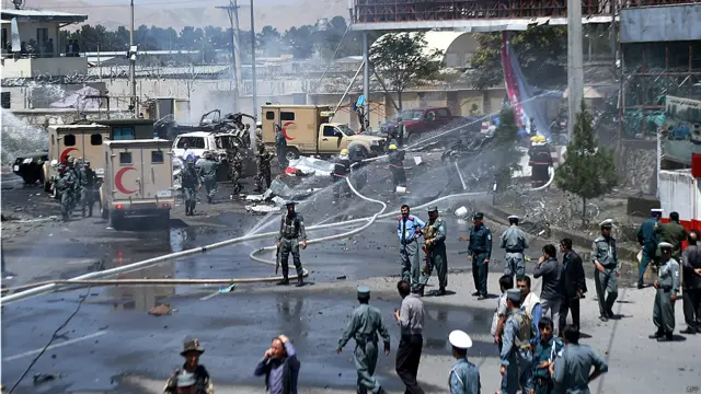 کابل پولیس کے سربراہ سید گل آغا روحانی نے ذرائع ابلاغ کے نمائندوں کو بتایا کہ سوموار کی دوپہر ایک خود کش حملہ آور نے شہر کے ہوائی اڈے کے راستے میں پہلی چوکی سے اپنی گاڑی ٹکرا دی۔