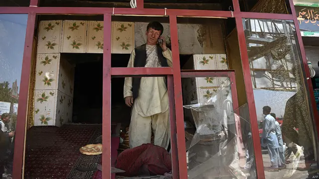 جائے وقوعہ سے موصول ہونے والی تصاویر میں دھماکے کی جگہ سے دھوئیں کے سیاہ بادل اٹھتے دکھائی دیتے ہیں جس سے دھماکے کی شدت کا اندازہ لگایا جا سکتا ہے۔ دھماکے کے بعد یہ شاہراہ ایمبولینسوں کے سائرنوں سے گونجنے لگی۔