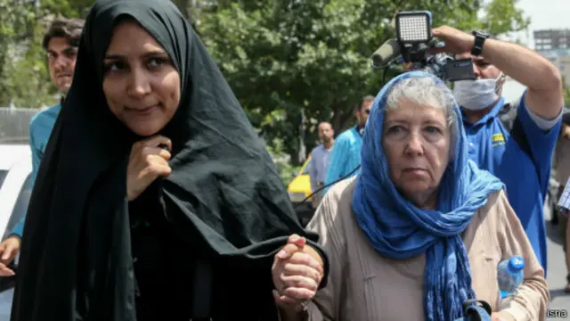 مادر و همسر جیسون رضاییان در جلسه پایانی دادگاه