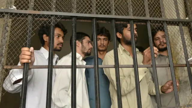 Pakistan polisinin düzenlediği operasyonlarda 7 kişi gözaltına alındı.