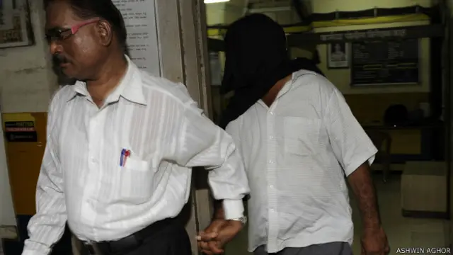 मुंबई, अश्लील व्यवहार, गिरफ़्तारी