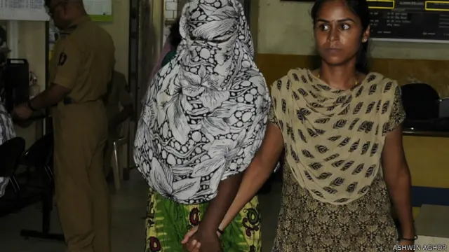 मुंबई, अश्लील व्यवहार, गिरफ़्तारी