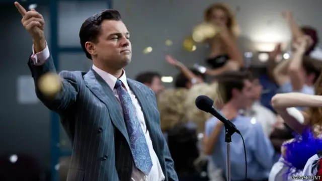 Leonardo Di Caprio interpretando al bróker Jordan Belfort en "El Lobo de Wall Street". Los salarios de los CEO de Wall Street escandalizan en EE.UU.