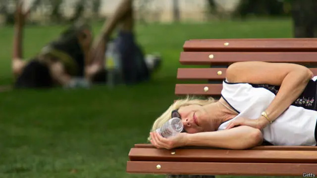 Сон на скамейке