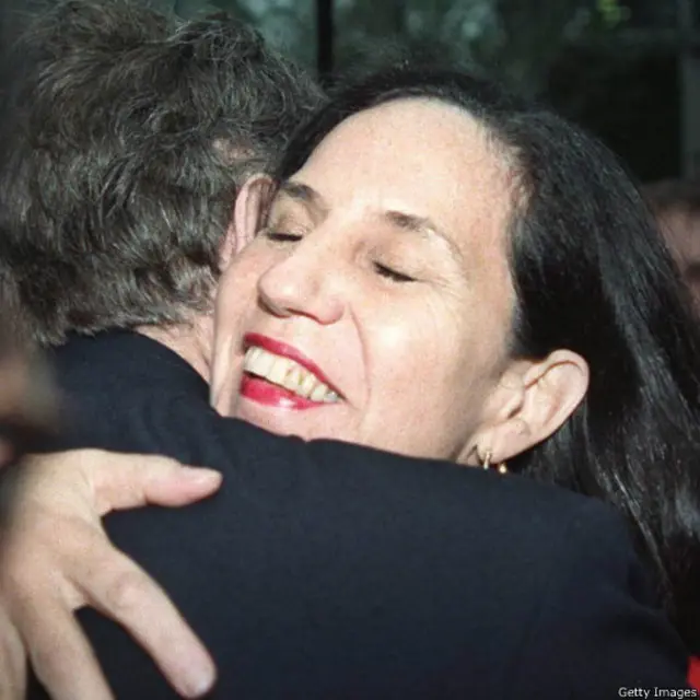 جرمی کوربین و ایزابل آلنده دختر سالوادور آلنده رییس جمهور سابق شیلی که در کودتای نظامی در سال ۱۹۷۳ کشته شد (۱۹۹۸)