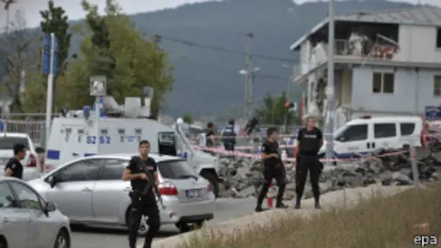 ရဲစခန်းတစ်ခုလည်း ကားဗုံးခွဲ တိုက်ခိုက်ခံခဲ့ရ။