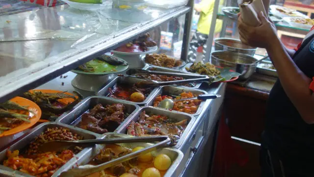 Susah membayangkan warung nasi padang tanpa rendang, tapi itu terjadi sekarang