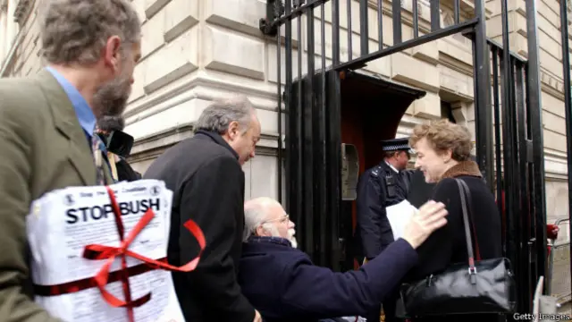 جرمی کوربین در حال ورود به مقر دولت برای تحویل تومار صد هزار امضا علیه حمله به عراق (۲۰۰۳)