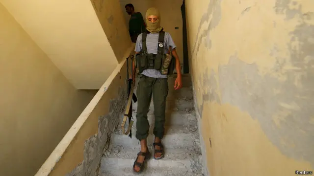 مسلح تابع لجبهة النصرة داخل أحد المباني في حي الشيخ مقصود بحلب.