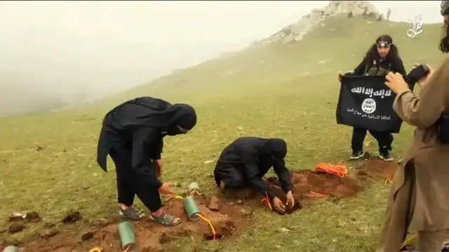 افرادی که در این ویدئو دیده میشوند پرچم گروه موسوم به دولت اسلامی را با خود دارند