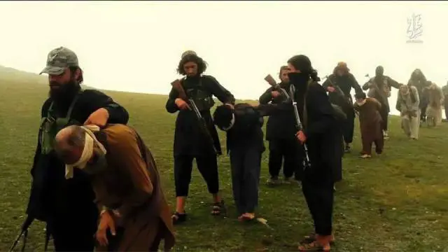 در این ویدیو ادعا شده که گروه داعش در افغانستان این افراد را به اتهام همکاری با طالبان کشته است