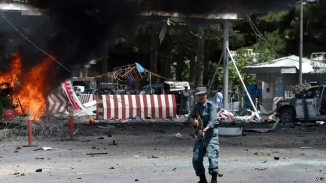 جاء هجوم طالبان يوم الاثنين بعد ثلاث هجمات دامية يوم الجمعة أسفرت عن مقتل نحو 50 شخصا