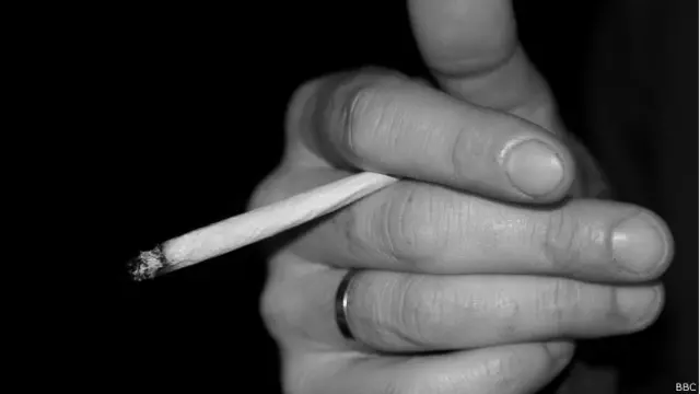 आदमी के हाथ में सिगरेट