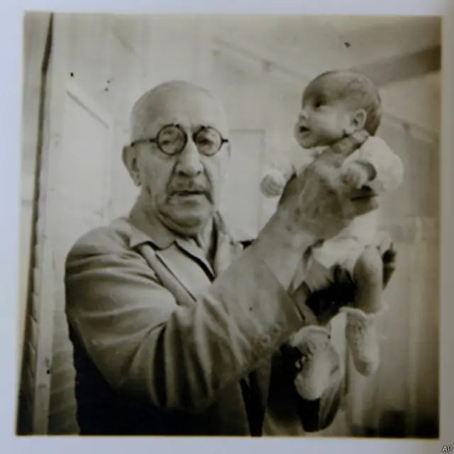El doctor Martin Couney sosteniendo a Beth Allen, una de las bebés prematuras que nació en 1941 y participó en su exhibición en Coney Island, Nueva York.
