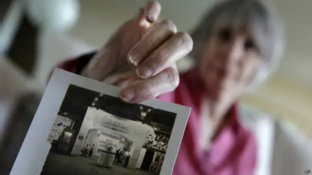 Beth Allen muestra una foto tomada por su padre de la entrada de la exhibición de bebés prematuros en incubadoras en Coney Island