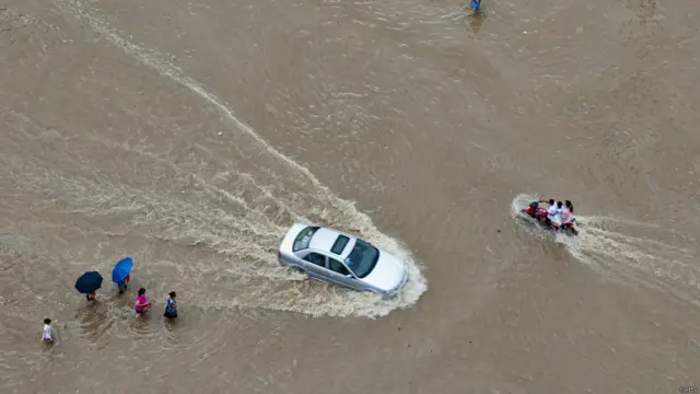 چینی صوبے فوجیان میں طوفان کے بعد پروازوں منسوخ کر دی گئی ہیں اور تعلیمی ادارے بھی بند ہیں۔