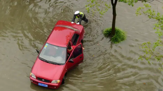 چین کے جنوب مشرقی علاقے میں سمندری طوفان کے باعث سیلاب اور تودے گرنے سے کم از کم 14 افراد ہلاک ہوگئے ہیں۔
