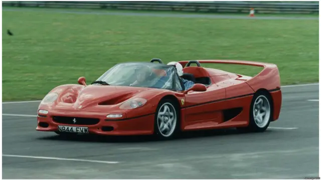 Top Gear chưa bao giờ ngần ngại tán dương, đánh giá, lên án hay phá hủy một chiếc xe. Dưới đây là danh sách những chiếc xe bị Top Gear đánh giá là tệ nhất trong lịch sử thế giới. Ferrari F50, đời 1996. Sau siêu phẩm F40, với vận tốc 200 dặm/giờ, Ferrari quay trở lại phong cách cũ với chiếc F50, một quái vật được thiết kế với kiểu dáng xe đua với 512 mã lực được truyền ra hai bánh sau. Mặc dù chỉ có 400 mẫu được sản xuất, với mỗi chiếc giá 500 nghìn đôla, F50 bị chỉ trích là chiếc Ferrari xấu xí nhất từng được sản xuất từ trước đến nay.