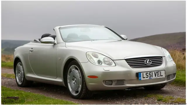 Lexus SC 430, đời 2002. Dòng SC ra mắt vào năm 1991 với mẫu xe du lịch công nghệ cao mềm mại, uyển chuyển. Chiếc SC 430 ra đời vào năm 2001 với nội thất tiện nghi hơn, phù hợp với việc đi lại nhàn hạ hơn là mạo hiểm trong những con đường núi.