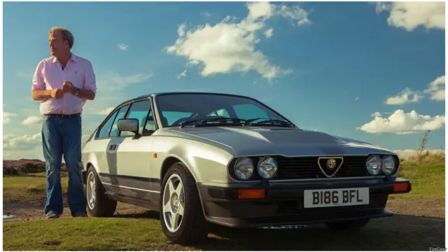 Alfa Romeo GTV 6, đời 1985. GTV là một trong những sản phẩm tiêu biểu của Alfa Romeo và đã từng tham dự các cuộc đua đường trường trong những năm 1960-70. Chiếc GTV 6 ra đời vào giữa thập niên 1980. Dù thân hình mui sau có dạng dẹp của nhà thiết kế huyền thoại người Ý Giorgetto Giugiaro đã được đón nhận một cách tích cực, thế nhưng những vòng đệm, ống vòi và những vặt vãnh khác khiến cho chiếc xe phát ra thứ âm thanh mỏng manh, dễ vỡ hỏng, và nói chung là như hàng chất lượng kém.