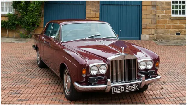 Rolls-Royce Corniche, đời 1972. Đối với những người hâm mộ, vốn từ nhỏ tới lớn tin rằng Rolls-Royce là nhà cách mạng của thế giới xe, thì việc lái một chiếc Corniche của những năm 1970 sẽ mang lại những bất ngờ không mấy thích thú. Bất chấp sở hữu động cơ 6.75 V8, chiếc xe trọng lượng 2.177 kg này lại chứa bên trong nó bộ truyền lực tự động 3 tốc độ rất chán của General Motors.