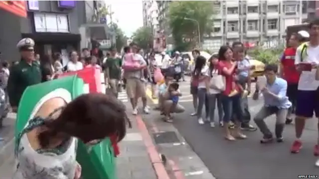 لوگ ایک جانب کو جُھکے پوسٹ باکس کے ساتھ تصاویر بنوانے کے لیے آدھے گھنٹے تک قطار بنائے کھڑے رہتے ہیں