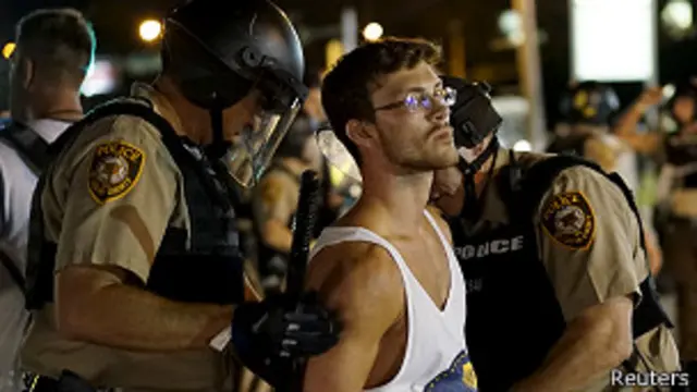 El aniversario de la muerte de Brown hizo regresar las protestas a Ferguson.