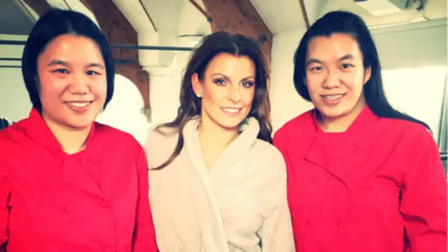 謝氏姐妹與曼聯魯尼太太Coleen合影