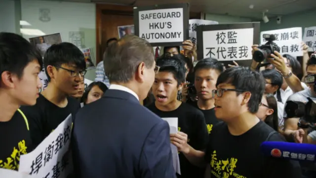 校委会委员李国章被围