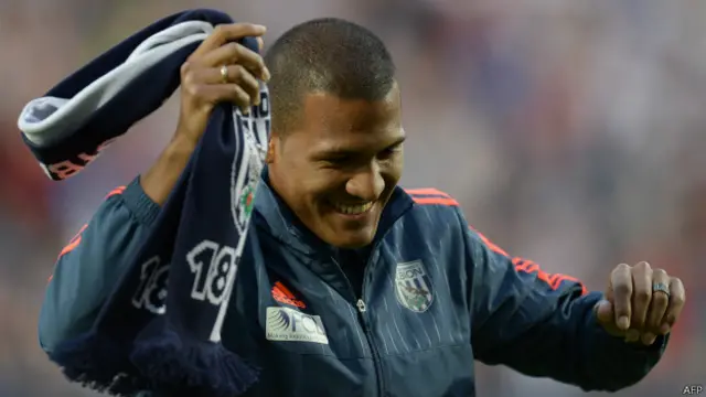 El delantero recibió una ovación de la afición en el estadio The Hawthorns antes del partido entre el West Bromwich y Manchester City.