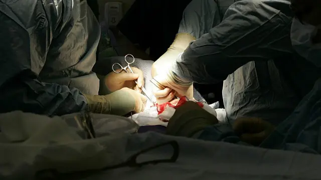 ډاګټران وايي دغه دواړه ناروغانې ځوانې وې، موږ ورته د پښتورګو پیوندول مناسب وګڼل.