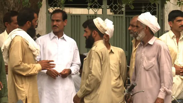 غریب دیہاتیوں کا کہنا ہے کہ ملزمان نے گذشتہ چند سالوں میں اُن سے لاکھوں روپے اور سامان ہتھیایا