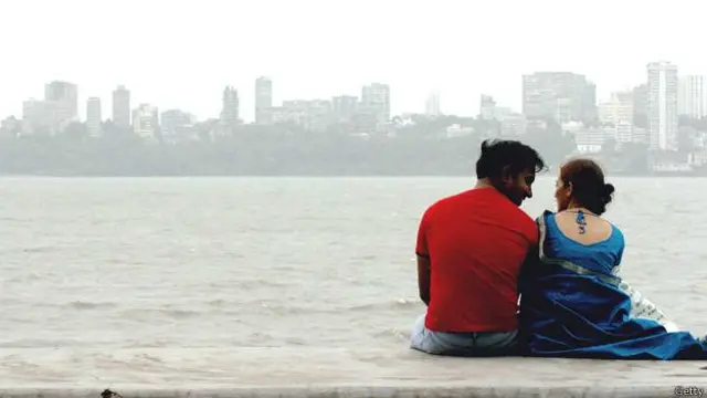 ممبئی میں سمندر کنارے بیٹھا ہوا ایک جوڑا