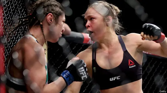 Ronda Rousey venció a la brasileña Beth Correia en 34 segundos.