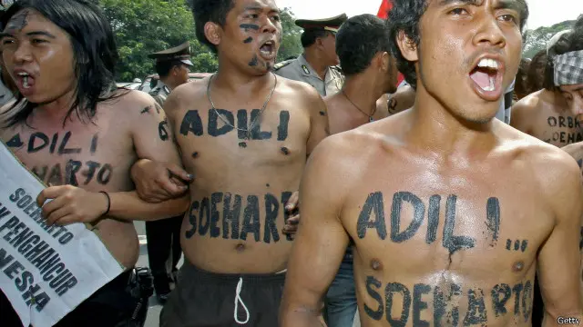 Pengunjuk rasa menuntut Soeharto diadili. 