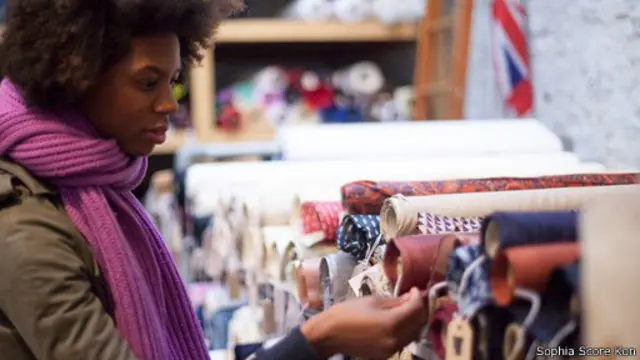 Sammy Aki s'efforce "de créer des tenues qui reflètent la personnalité, le patrimoine culturel" de ses clients basés en Europe